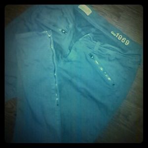 Legging jean, zippered ankles and pockets